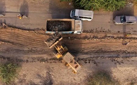 تسارع وتيرة أعمال تأهيل طريق جعار – باتيس بمحافظة أبين (صور)