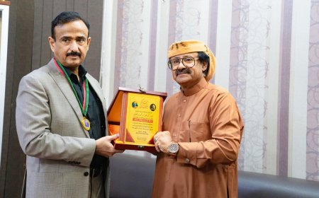 المحافظ بن الوزير يتسلّم درع الوفاء من رياضيي “الزمن الجميل” بمحافظة شبوة