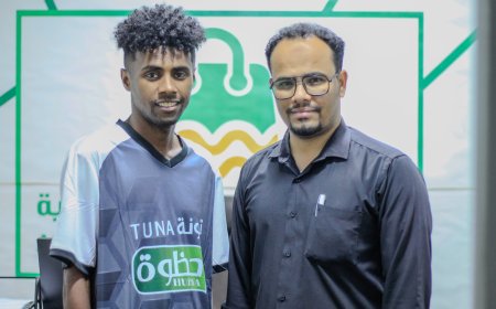 شركة الموج الأخضر تهدي شباب القرن بسيئون طقماً رياضي