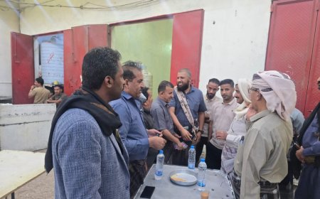 من قلب السوق إلى “مقهى قائد”… المحافظ بن الوزير يقترب من الناس ويصغي لنبض الشارع في عتق