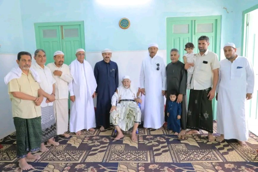 الوكيل بارباع يزور الدكتور عبدالله بن جعفر الكثيري للاطمئنان عليه ويشيد بإسهاماته الطبية في وادي حضرموت