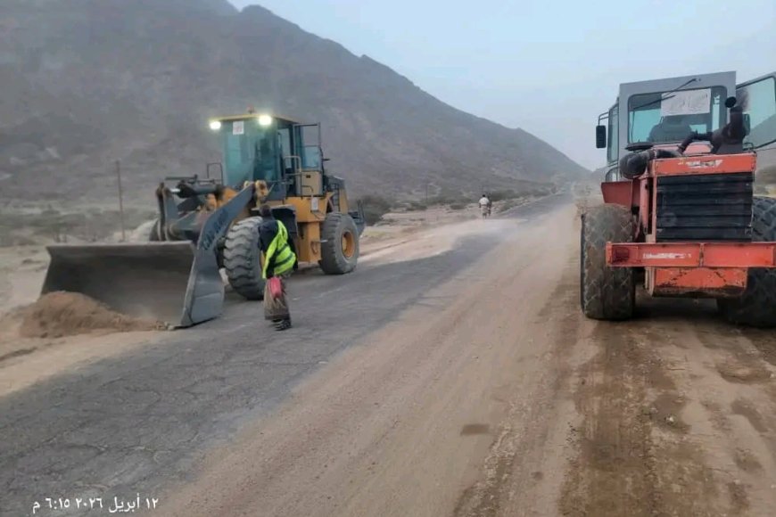بتوجيهات وزير الاشغال ومتابعة المحافظ بن الوزير.. استمرار الأعمال الطارئة لمعالجة أضرار السيول في شبوة