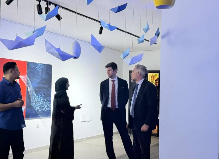 سفير الاتحاد الأوروبي يزور مركز "عدن أجين" ويطلع على معرض الفنانة التشكيلية سمر سامي سعيد فارع