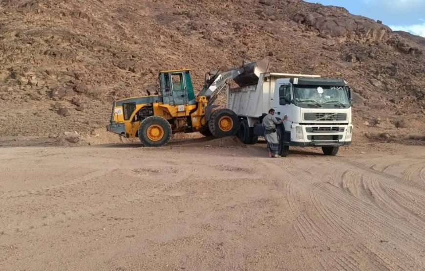تحركات عاجلة لرفع المعاناة.. استمرار صيانة طريق بيحان – حريب بعد أضرار السيول في شبوة