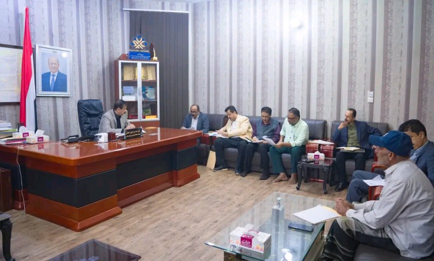 المحافظ بن الوزير يشدد على تعزيز الموارد المالية للقطاع السمكي وضبط الإيرادات