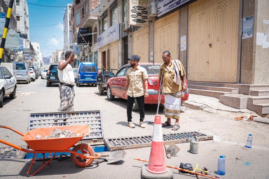 عدن.. مدير صيرة يطلع على سير عمل تنظيف مناهل تصريف مياه الأمطار
