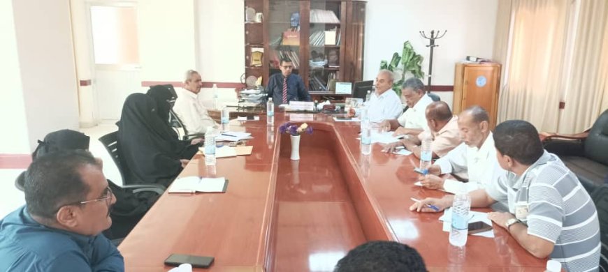 مدير عام صحة لحج يعقد اجتماعا لمدراء البرامج الصحية ويقف أمام تفعيل وتطوير أداء العمل الصحي بالمحافظة 