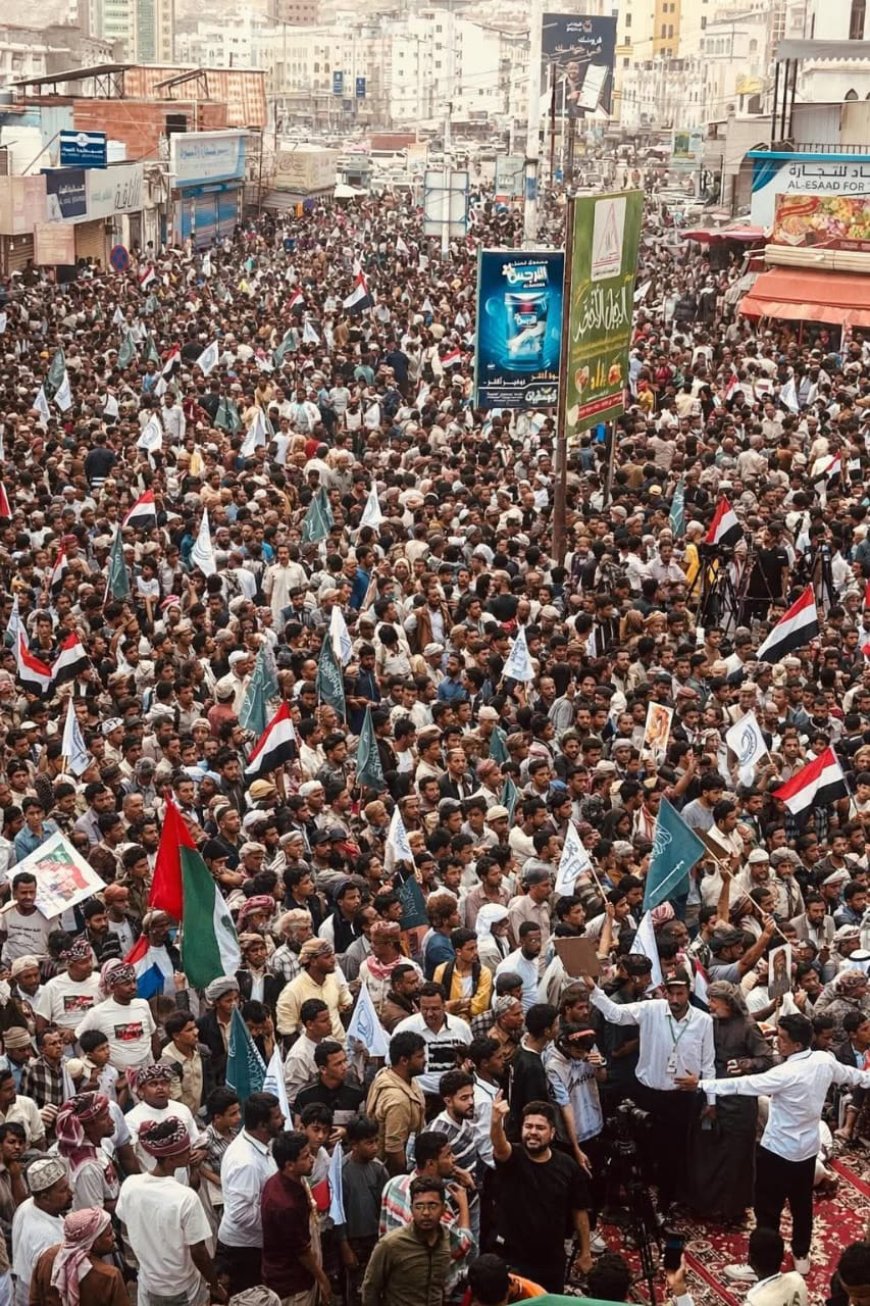 ​في رسالة وفاء شعبية.. احتشاد جماهيري كبير في المكلا وسيئون دعمًا ووفاءً للسعودية