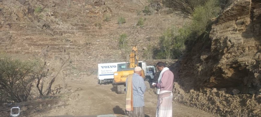 مدير عام سرار يتفقد العمل بمشروع طريق باتيس - رصد ويشيد بجهود القائد أبو زرعة المحرمي