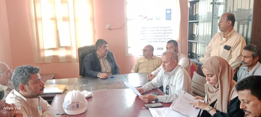 ​قيادة مديرية تبن ومكتب الزراعة بلحج يسلمان مواقع تنفيذ مشاريع بنيه تحتيه لمنشآت زراعية