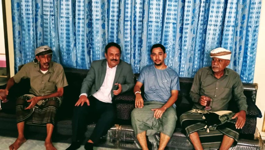 مدير مكتب الصناعة والتجارة بلحج يزور أحد كوادره للاطمئنان على صحته