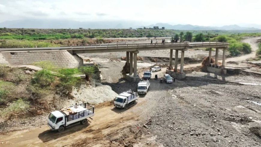 تعز .الخلية الإنسانية تقدم قافلة إغاثية عاجلة لمتضرري السيول في موزع.