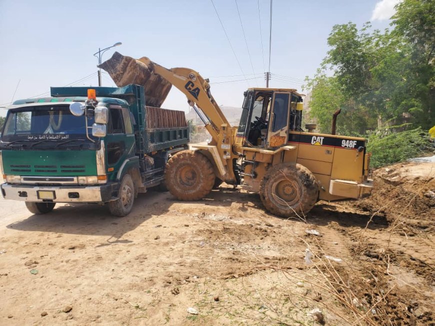 بتوجيهات مدير عام مديرية تريم.. الأشغال العامة ينفذ أعمال معالجة لأضرار الأمطار والسيول