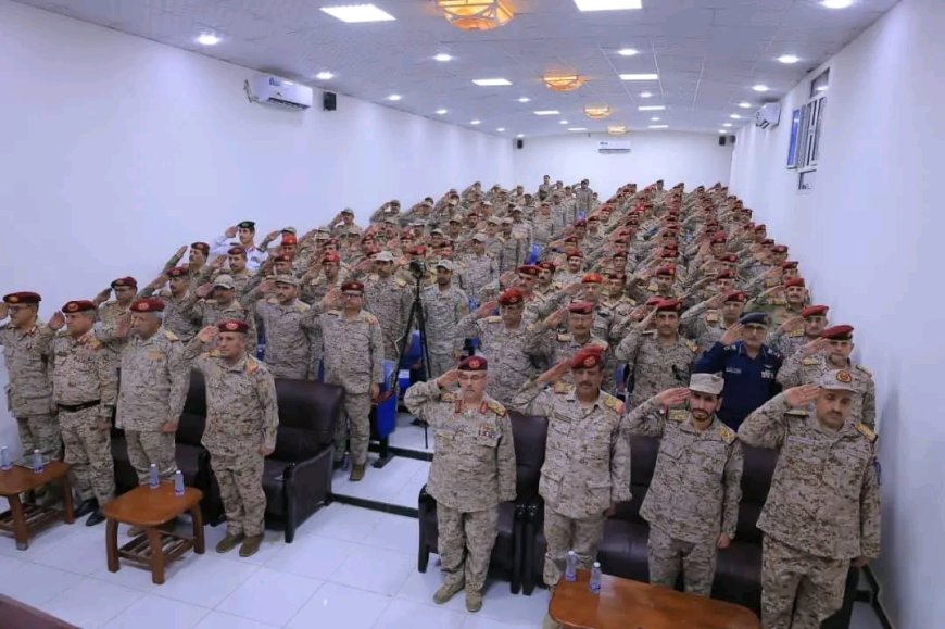 وزير الدفاع يرأس اجتماعاً عسكرياً موسعاً لمناقشة المستجدات وتعزيز الجاهزية القتالية