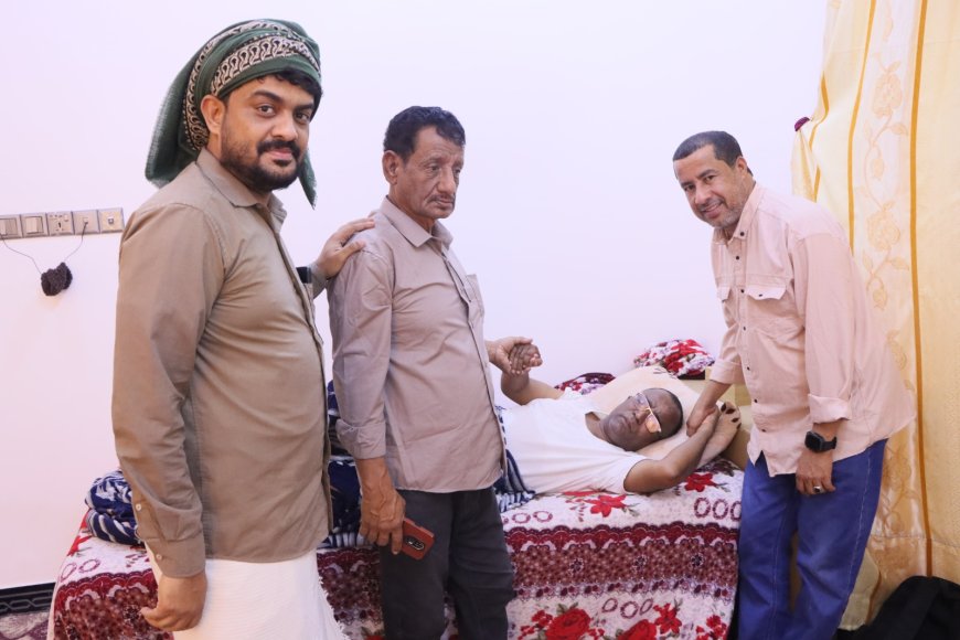 نائب مدير عام مكتب وزارة الصحة بالوادي العامري يطمئن على صحة الإعلامي صالح باصالح