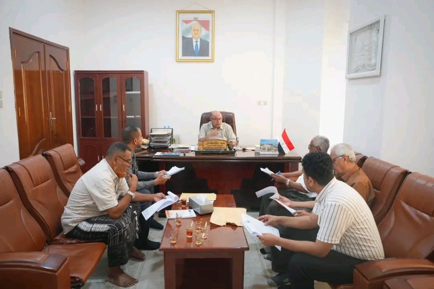 الخنبشي يلتقي اللجنة العليا للتحقق وتسوية المديونيات بالمحافظة ويؤكد أهمية معالجة الاختلالات المالية