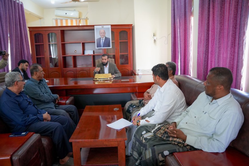 محافظ أبين يؤكد على تعزيز العمل المؤسسي وتحسين جودة الأداء خلال لقائه إدارة صندوق النظافة.