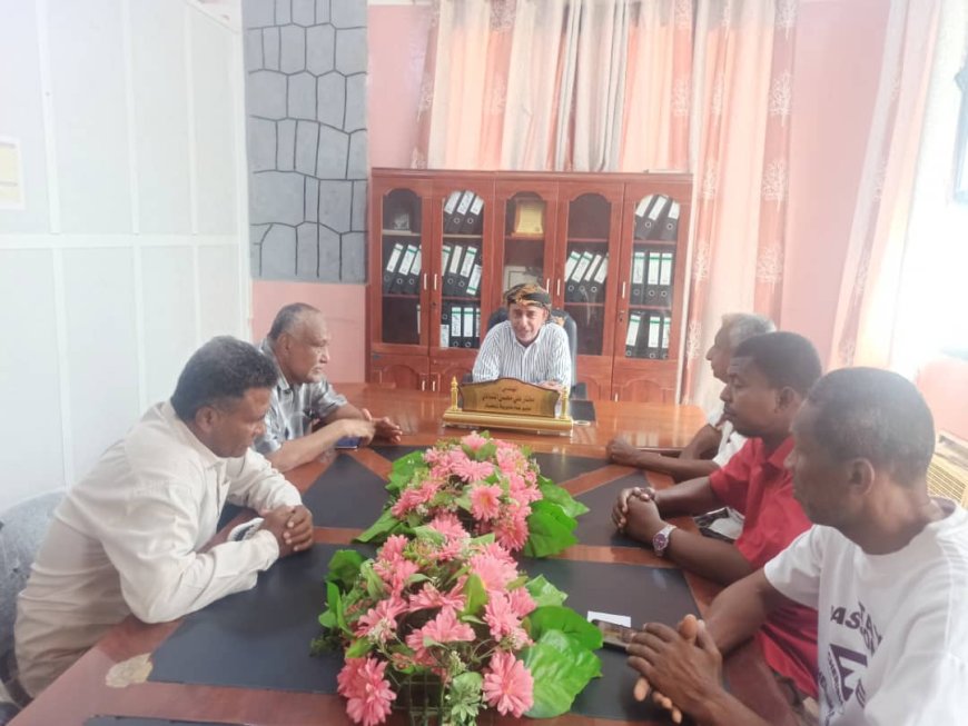 مدير عام زنجبار يبحث مع  إدارة نادي حسان خطة الأنشطة الرياضية وسبل دعم النادي