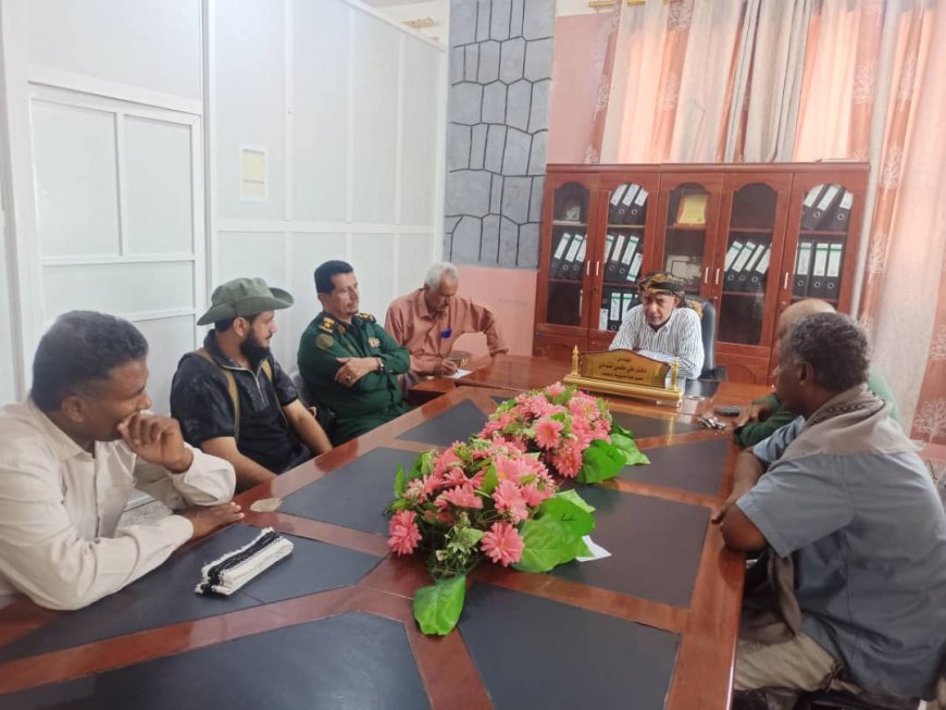 مدير عام زنجبار يناقش المستجدات الأمنية والإدارية ويشيد بقرار رفع الجبايات غير القانونية وتنظيم نقاط التحصيل. 