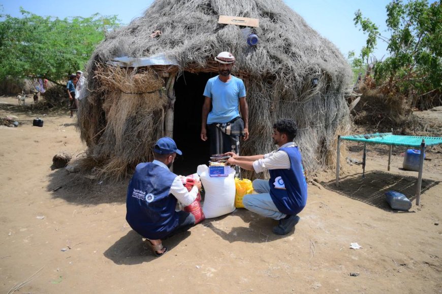 بدعم كويتي.. تدشين توزيع 400 سلة غذائية من تعز إلى المخا لإغاثة المتضررين من السيول