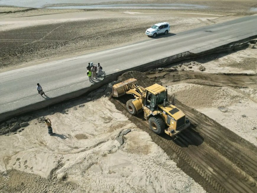 تعز.. صيانة طارئة للطرق الحيوية بعد أضرار المنخفض الجوي الأخير