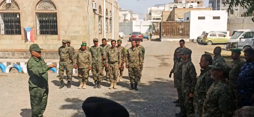 توجيهات أمنية في شرطة القاهرة بعدن لتعزيز الانضباط ومواصلة الأداء رغم تأخر الرواتب