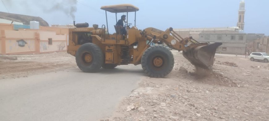 بتوجيهات من السلطة المحلية في بروم ميفع مكتب الاشغال ينفذ حملة ازالة لمخلفات الامطار والسيول