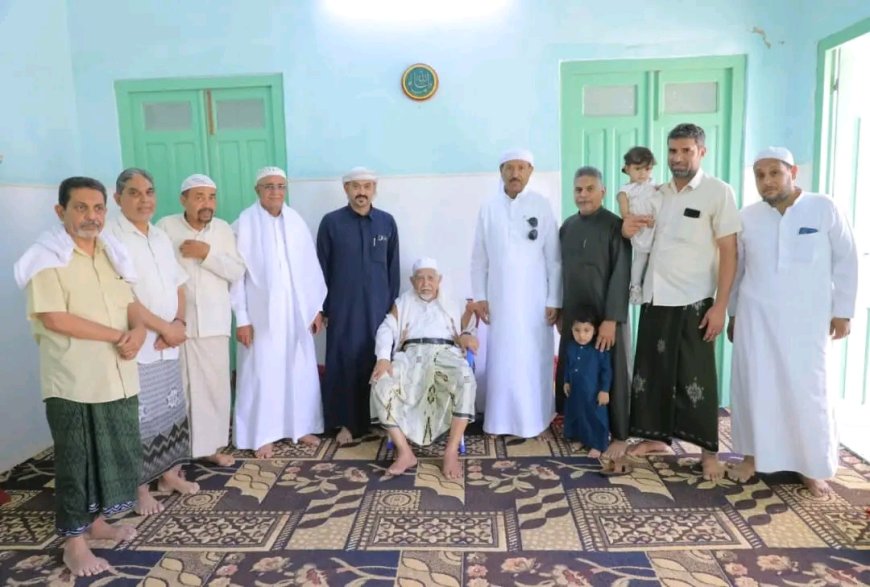 الوكيل بارباع يزور الدكتور عبدالله بن جعفر الكثيري للاطمئنان عليه ويشيد بإسهاماته الطبية في وادي حضرموت