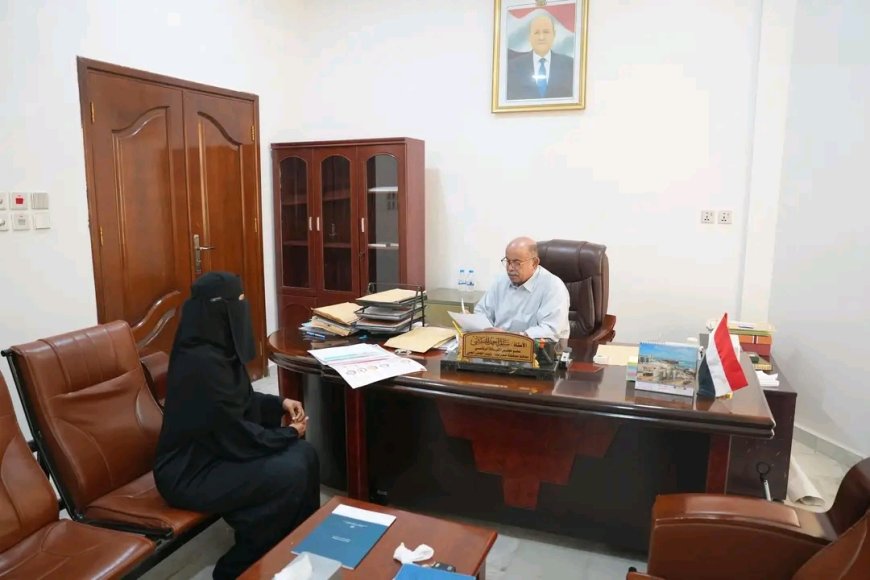 الخنبشي يطلع على سير عمل الإدارة العامة لبحوث التنمية الإدارية والتدريب بساحل حضرموت