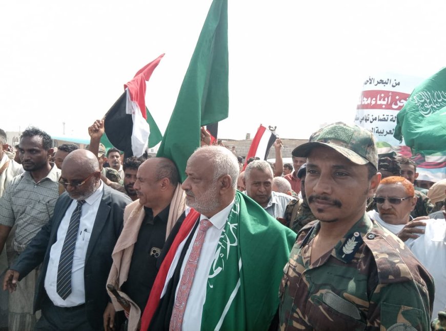 محافظ الحديدة يصل المخا على رأس حشود غفيرة في تظاهرة شعبية تضامناً مع الأشقاء ضد الاعتداءات الإيرانية.