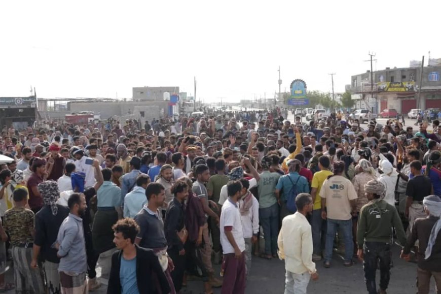 توافد واسع إلى المخا للمشاركة في التظاهرة المنددة بالاعتداءات الإيرانية على دول الخليج والأردن.