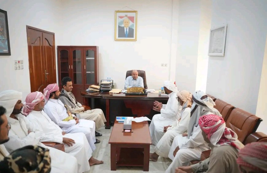 عضو مجلس القيادة الرئاسي محافظ حضرموت يلتقي مشايخ قبيلة العوامر ويطلع على أوضاع المناطق الصحراوية