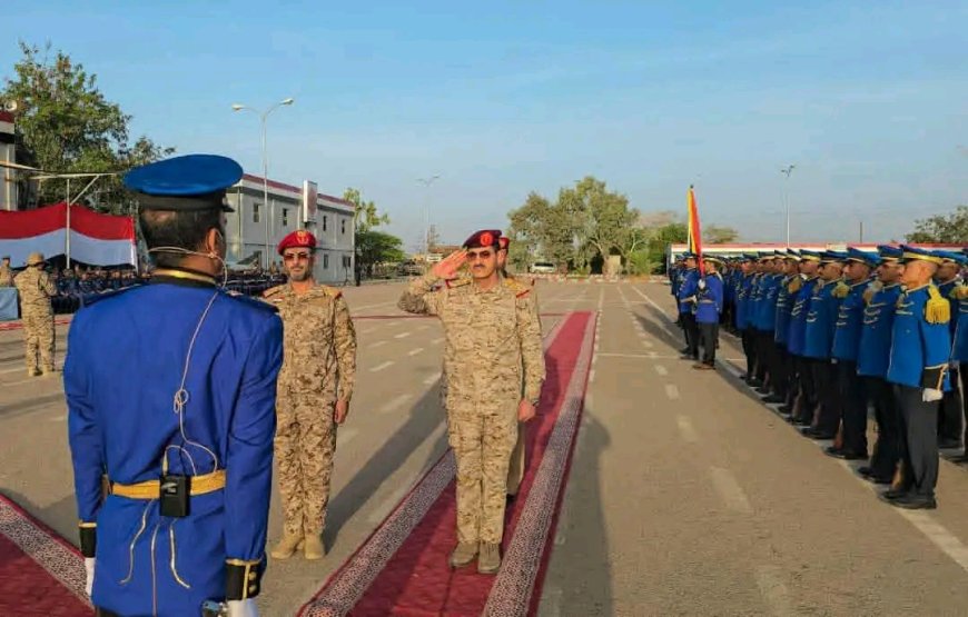 وزير الدفاع يتفقد سير العملية التعليمية في كلية الطيران والدفاع الجوي بمأرب