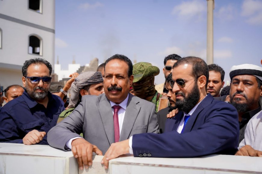 وزير الأشغال ومحافظ أبين يضعان حجر الأساس لمشروع تأهيل وصيانة طريق جعار – باتيس محافظة أبين