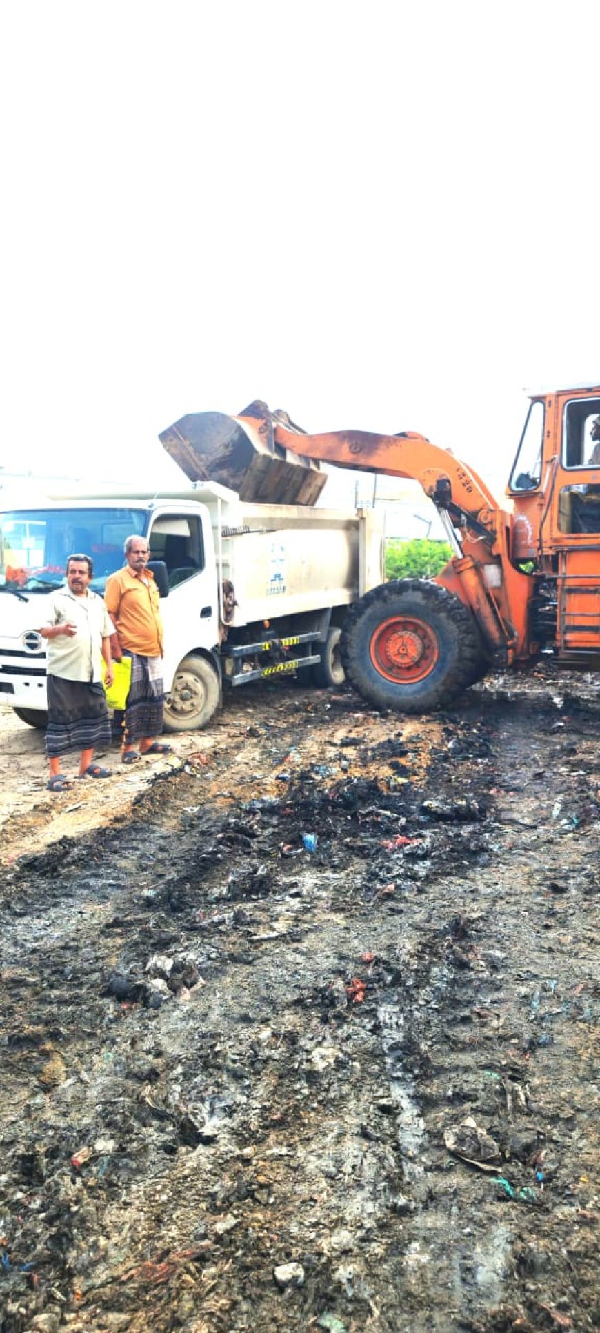 باشراف مباشر من مدير عام لودر ومدير صندق النظافة ازالة مخلفات القمامة امام وكالة الخضار 