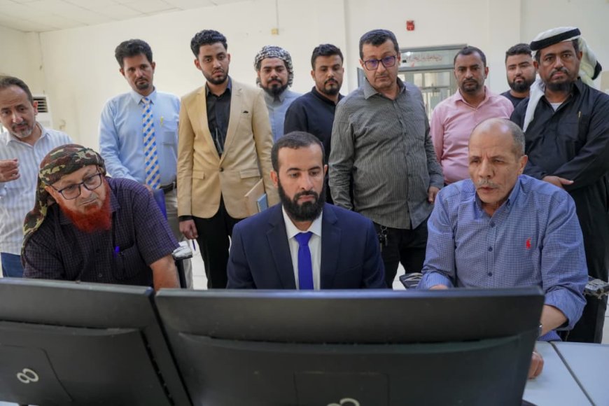 محافظ أبين يزور مصنع الوحدة للأسمنت بمديرية خنفر