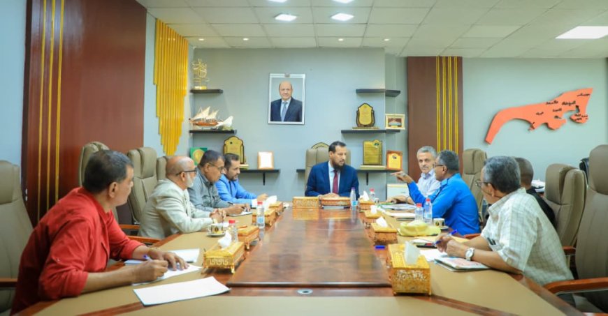 المحافظ شيخ يناقش مع قيادتي الأشغال وشرطة السير سبل تطوير العمل ومعالجة إشكاليات الطرق