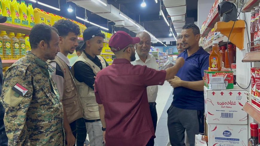 مدير صيرة ينفذ نزولاً لضبط المخالفات في أسعار المواد الغذائية والأسماك في المديرية