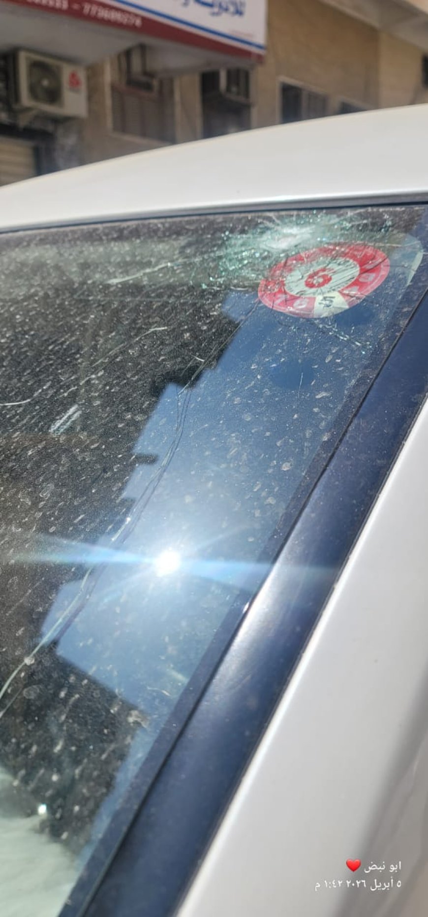 رصاصة طائشة تخترق زجاج سيارة مواطن بديس المكلا