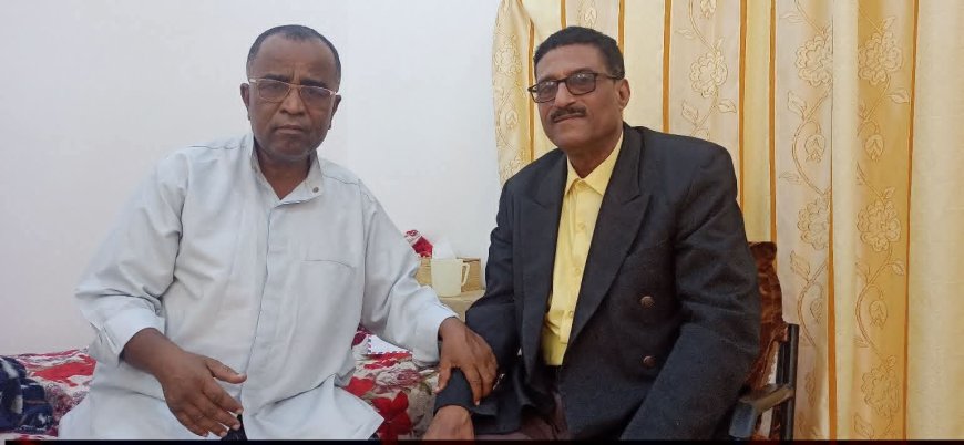 مدير عام مديرية تريم يطمئن على صحة الإعلامي صالح محمد باصالح