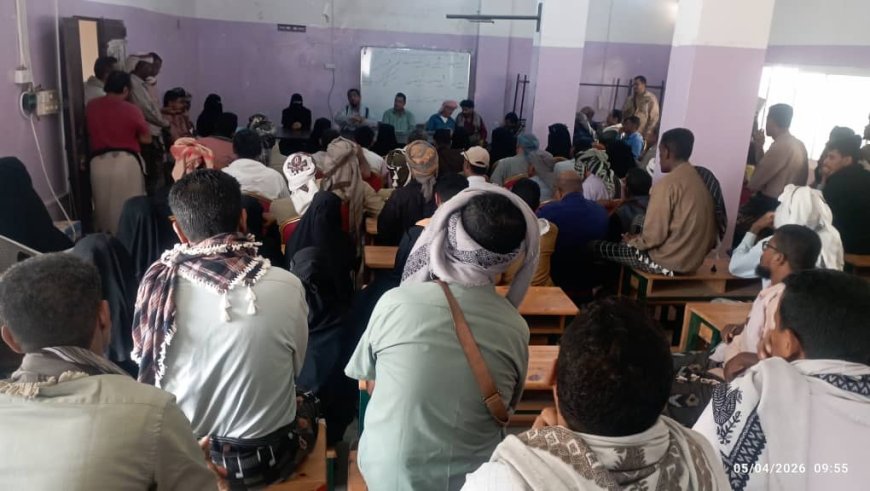 مدير عام خنفر وفريق منظمة كير يناقشون كشوفات المستفيدين من الدعم الغذائي ويقرّون تشكيل لجنة للمراجعة