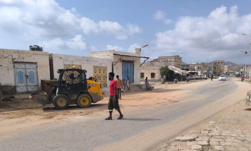 مناطق بروم ميفع تشهد استمرار حملة إزالة ورفع مخلفات الامطار والسيول