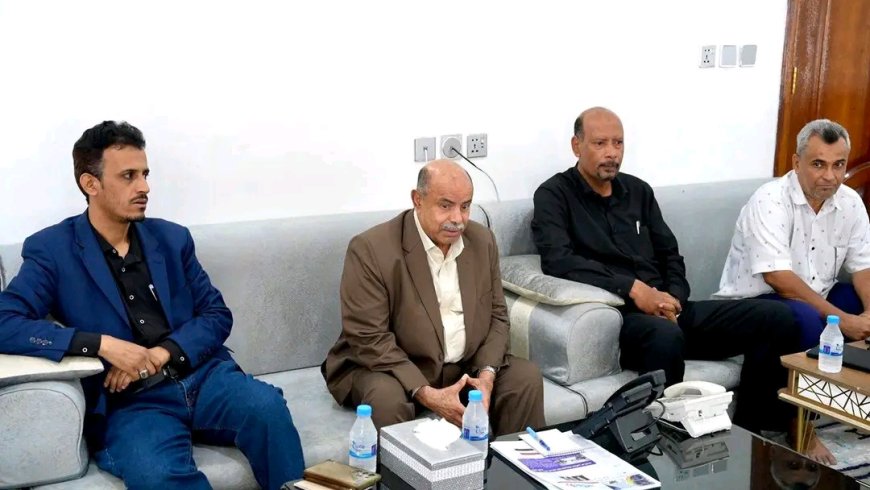 عضو مجلس القيادة الخنبشي يلتقي أهالي ضحايا أحداث المكلا ويؤكد مساندة السلطة المحلية لهم