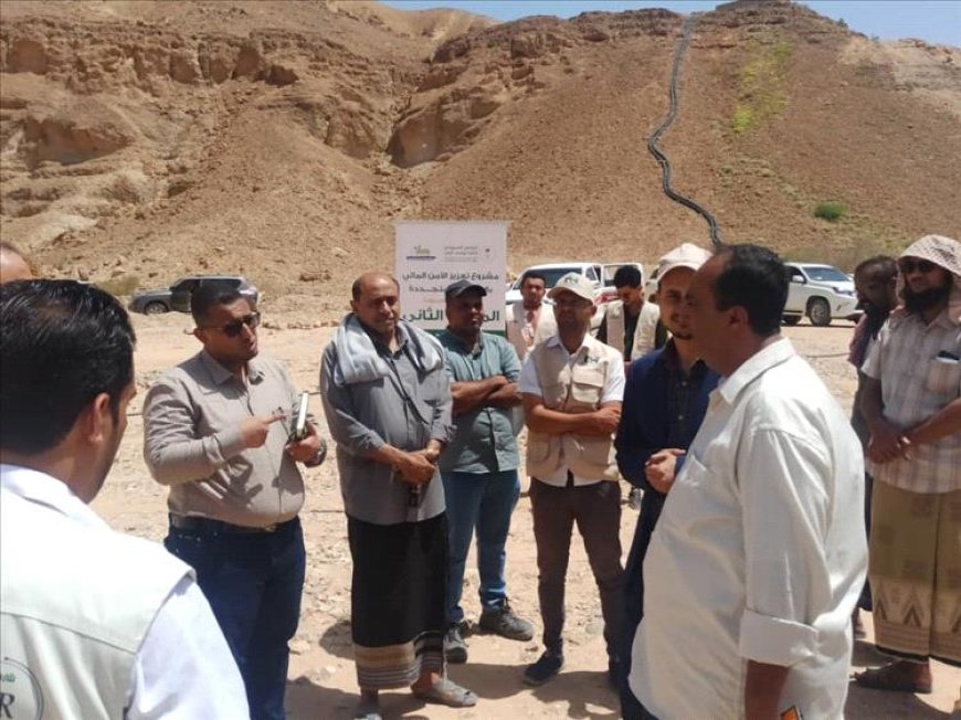 مدير عام مؤسسة المياه بوادي حضرموت يطّلع على سير العمل بمشروع الطاقة الشمسية بحقل موشح بشبام