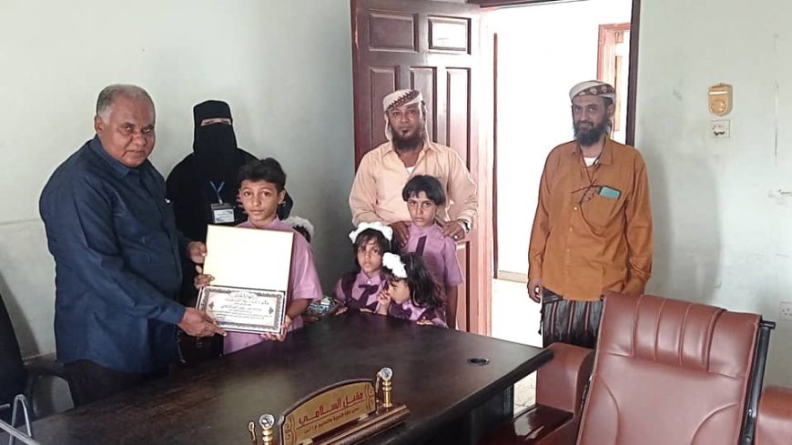 لحج.. مدرسة (العُلا) تُكرم وتُعايد قيادتها التربوية