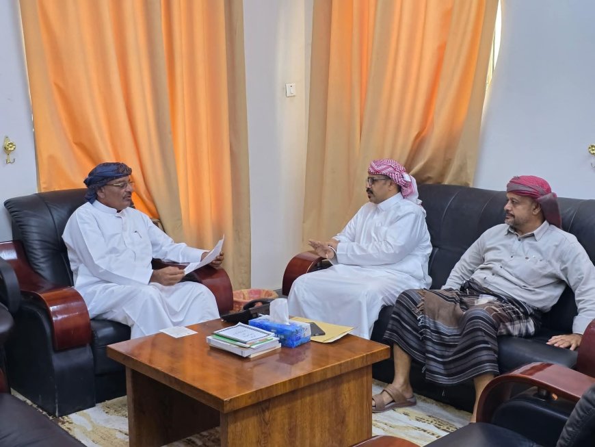 وكيل محافظة حضرموت المساعد يطلع من مدير عام مصلحة شؤون القبائل على نشاط المصلحة وخططها