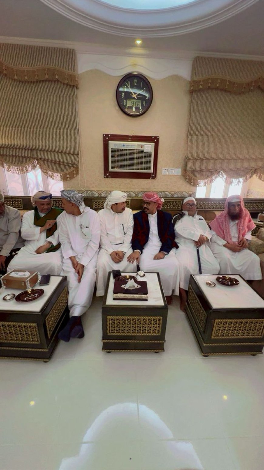 على شرف الشيخ سلطان بن زايد التميمي رئيس مصلحة شؤون القبائل.. المقدم صالح بن عائض العامري يقيم مأدبة غداء في بيته بمنطقة تاربة بمديرية سيئون