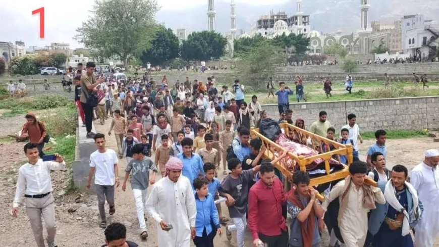 تعز تشيع طفلاً استُشهد برصاص قناص حوثي