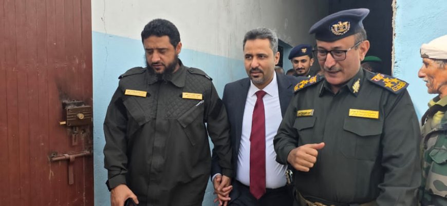 محافظ لحج يشيد بجهود أمن المحافظة والانضباط الإداري خلال تدشين فرع الأحوال المدنية وزيارته لمصلحة صبر