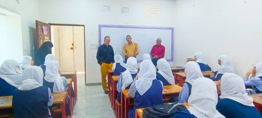 الموسيقار أحمد بن غودل يزور مدارس وثانوية التفوق العالمية بالمعلا